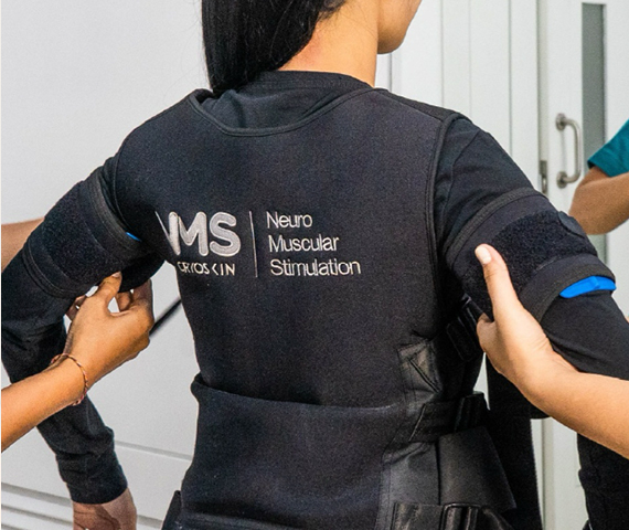 NMS dragten, som både kan øge muskelmassen og genoptræne muskler. Kan anvendes ved skader, som f.eks. sportsskader